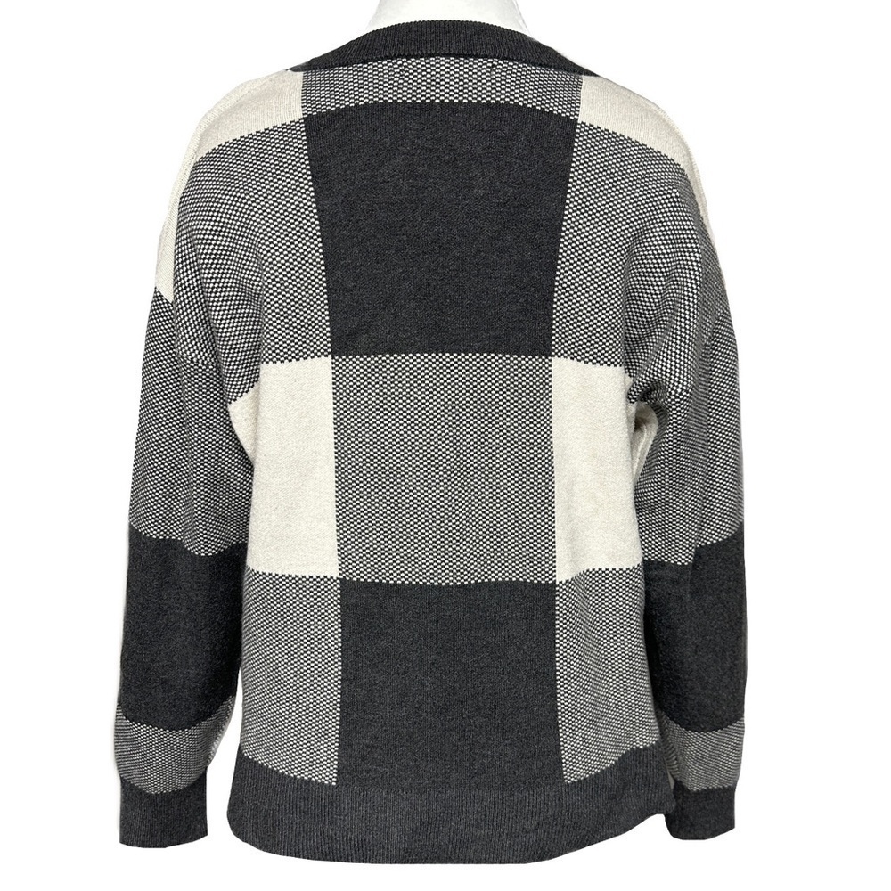 Tahari Soft Wide Check Plaid Knit Sweater Gray White Cottage Ranch Holiday Sz L - Picture 3 of 9